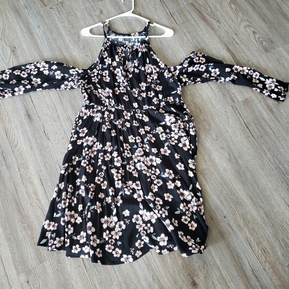 Torrid gorgeous cold shoulder long sleeved dress!